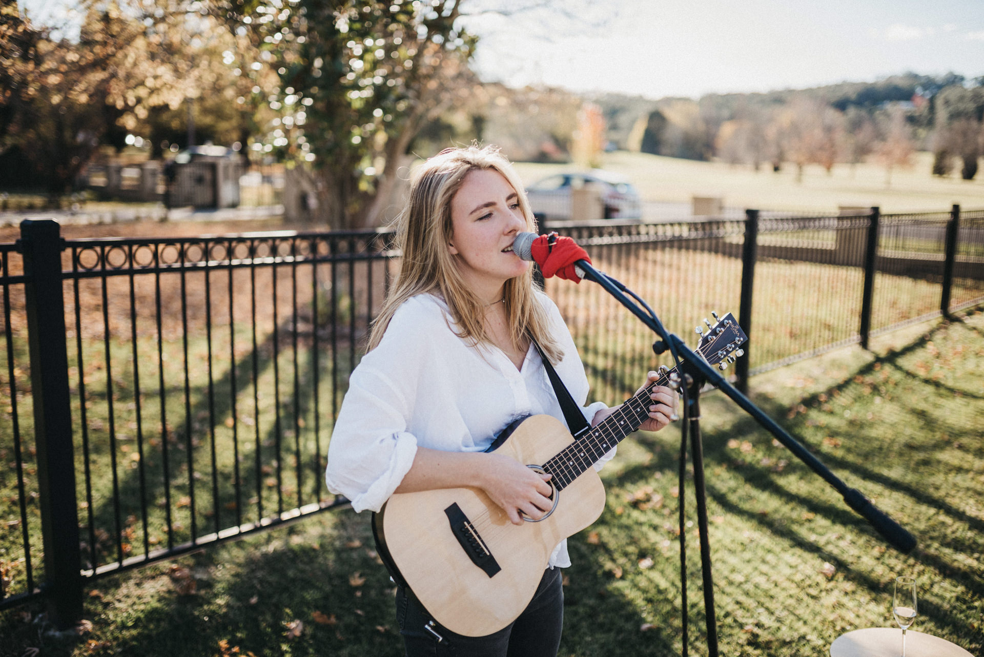 singer outdoors wedding